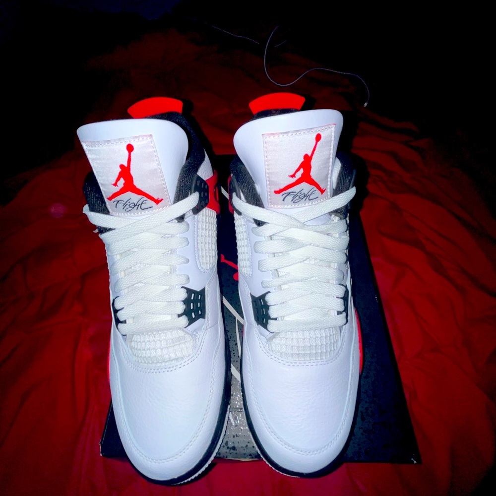 Air Jordan 4 Retro 'Red Cement' Size:
9.5 Condition: Good. Only tried on once